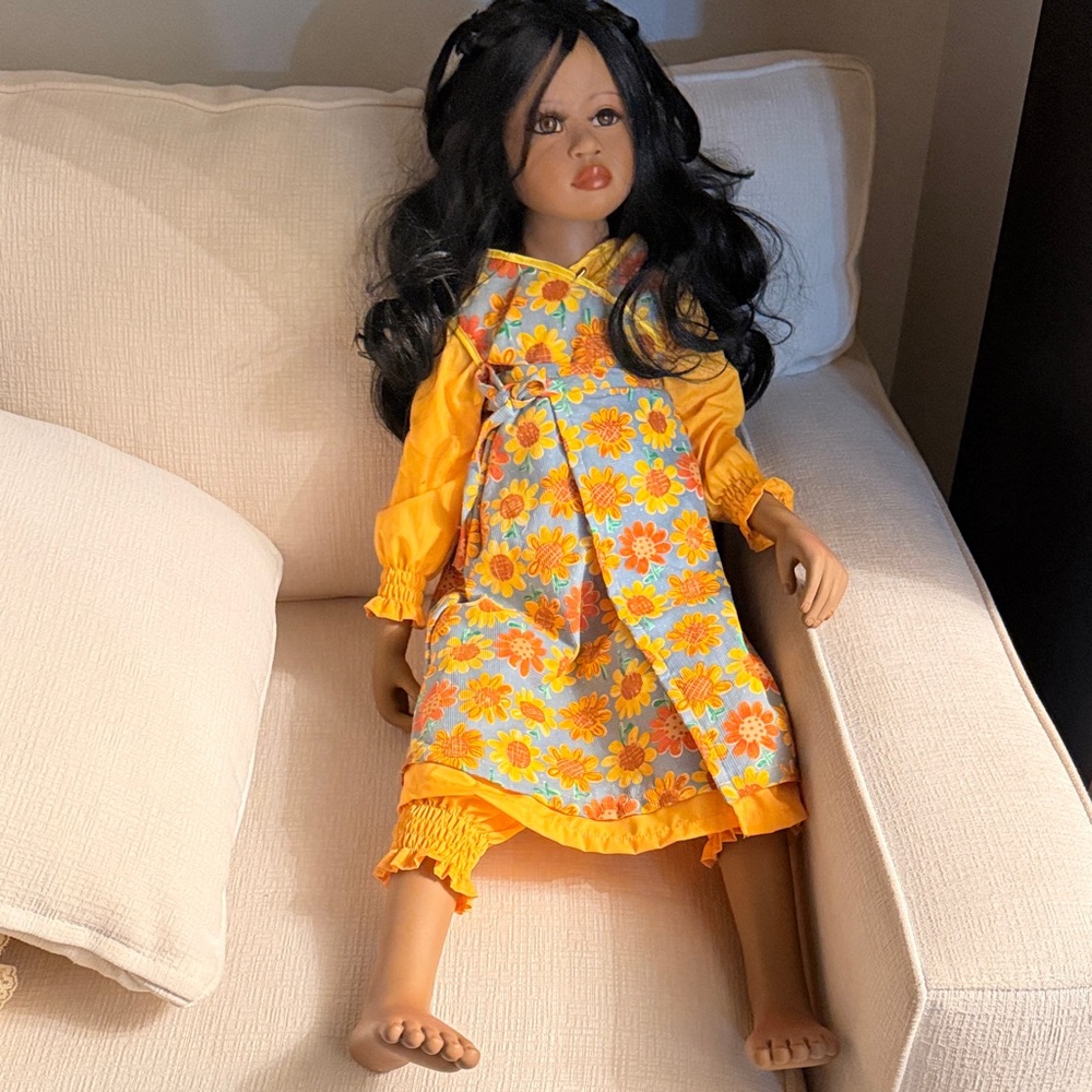 NAKUMI BY DWI SAOTONO Doll. Vinyl amd cloth #118/600 Dress Doll with Black Hair.